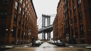 New York: vista del ponte di Brooklyn dal quartiere Dumbo