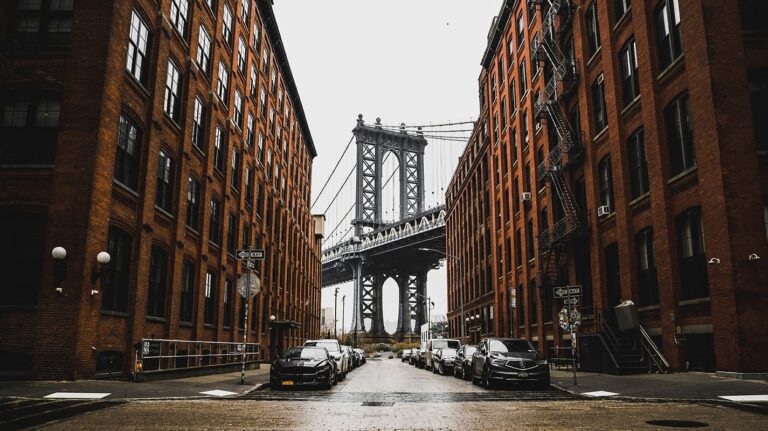 New York: vista del ponte di Brooklyn dal quartiere Dumbo