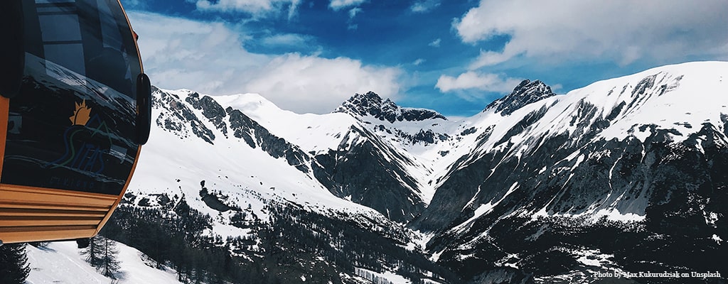 Cabina della funivia di Livigno che si affaccia sulle montagne