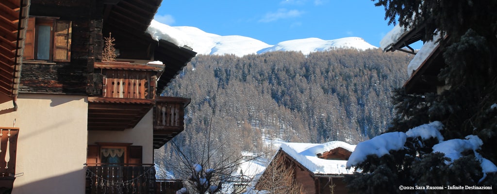 Le case di Livigno hanno delle decorazioni in legno e dei disegni in tema montanaro