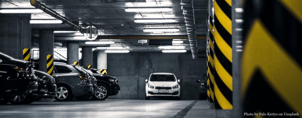 Macchine parcheggiate in un autosilo