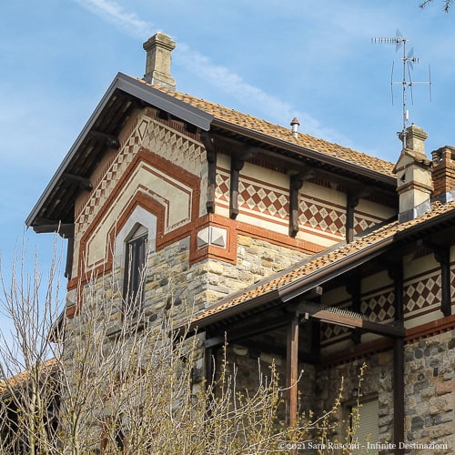Villaggio Crespi: elementi decorativi di una villa