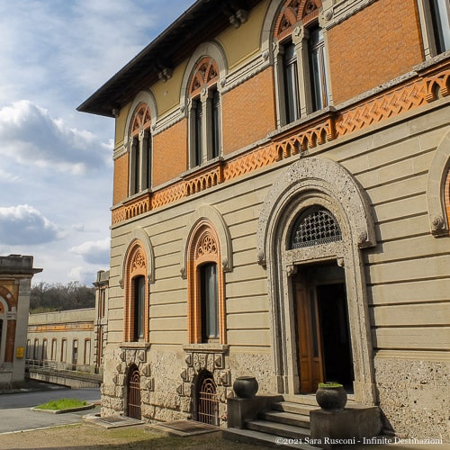 Villaggio Crespi: edificio posizionato all'ingresso della fabbrica