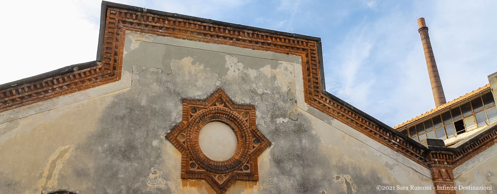 Dettaglio della fabbrica presente a Villaggio Crespi