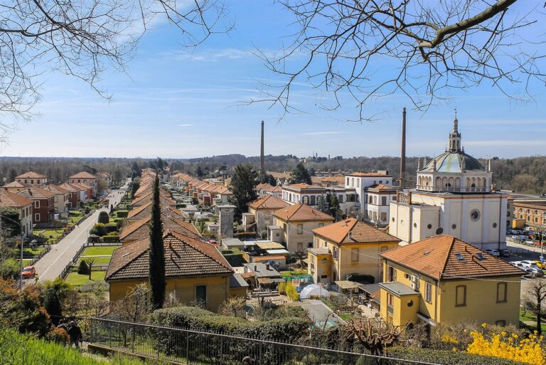 Villaggio Crespi. Tulle le case operaie sono posizionare una dopo l'altra e sono tutte uguali