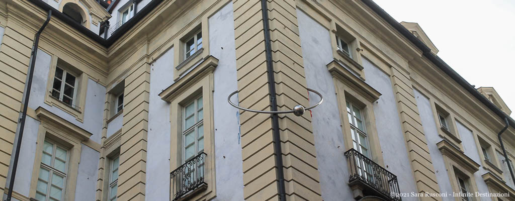 Baci Rubati: un piercing gigante è stato applicato sullo spigolo di un edificio storico nel centro di Torino