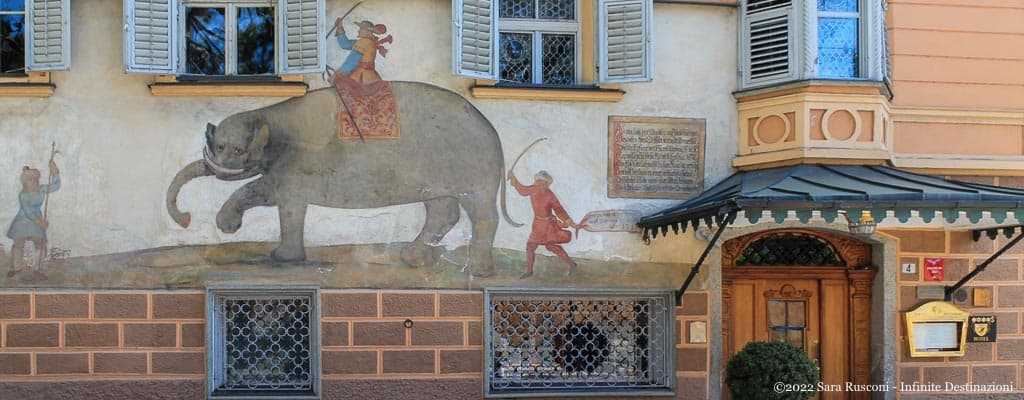 Bressanone: Hotel Elephant con raffigurato in elefante sul muro vicino all'ingresso