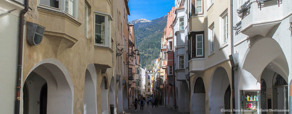 Bressanone: Via dei Portici Maggiori con i suoi numerosi portici