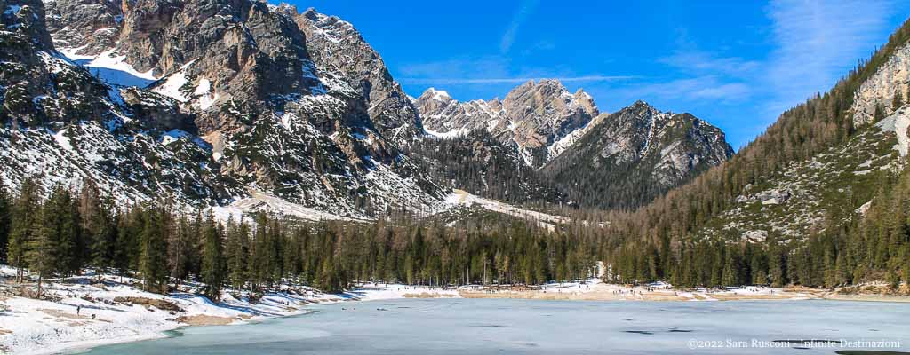 Lago di Braies con acqua ghiacciata