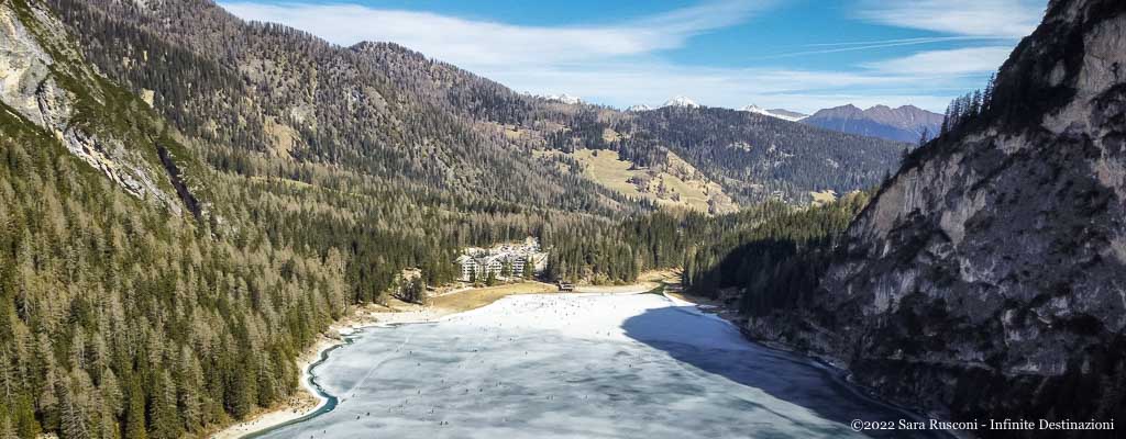 Lago di Braies con l'acqua ghiacciata