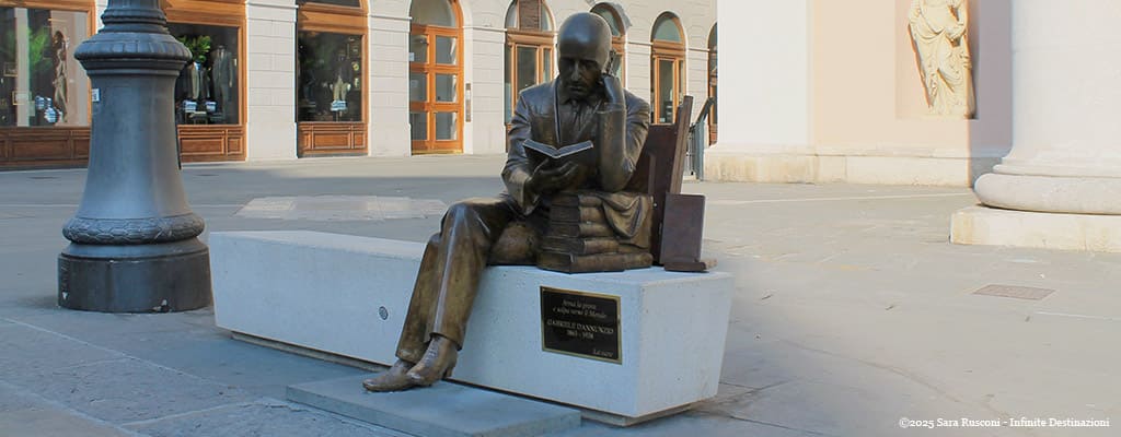 Trieste: statua di D'Annunzio seduto su una panchina mentre legge un libro