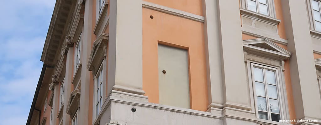 Trieste: Teatro Verdi con i fori delle cannonate sul muro