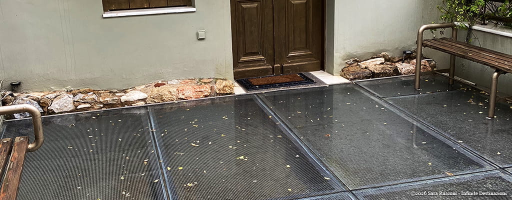 Atene: lastre di vetro che proteggono i resti archeologici