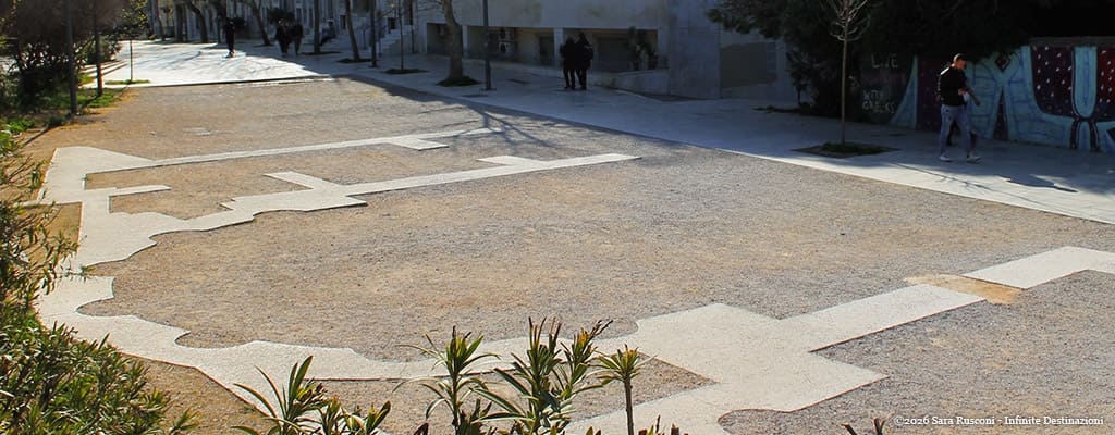 Atene: sagoma di una villa romana ricostruita sul manto stradale