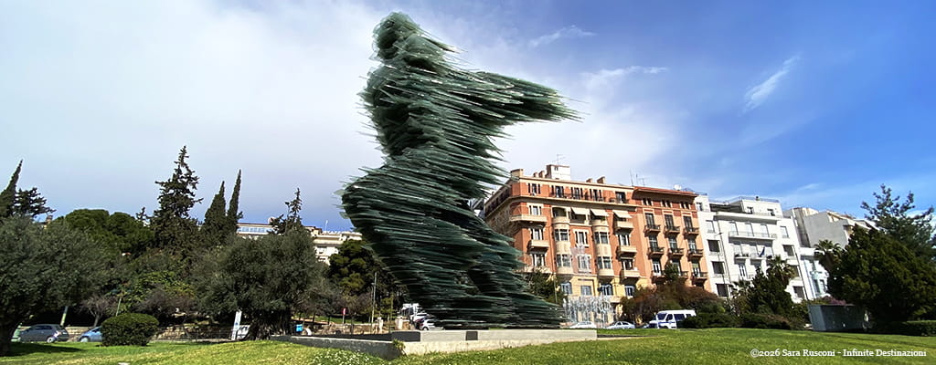 Atene: statua "The Runner"